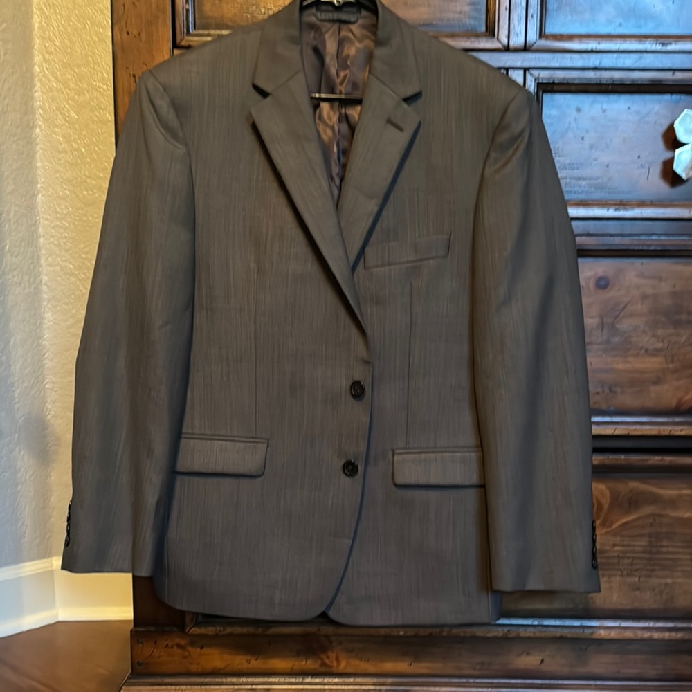 Classic Gray Suit Jacket with Notched Lapel and Standard Fit
